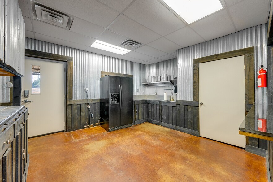 More Photos Of 10203-10263 County Road 135, Flint Service For Lease