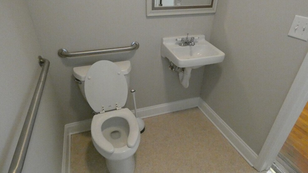 More Photos Of 2911 Middle Tennessee Blvd, Murfreesboro Office Residential For Lease