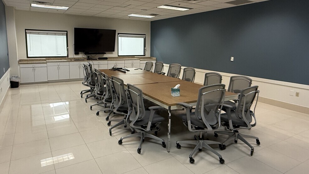 More Photos Of 1545 Pama Ln, Las Vegas Research And Development For Lease