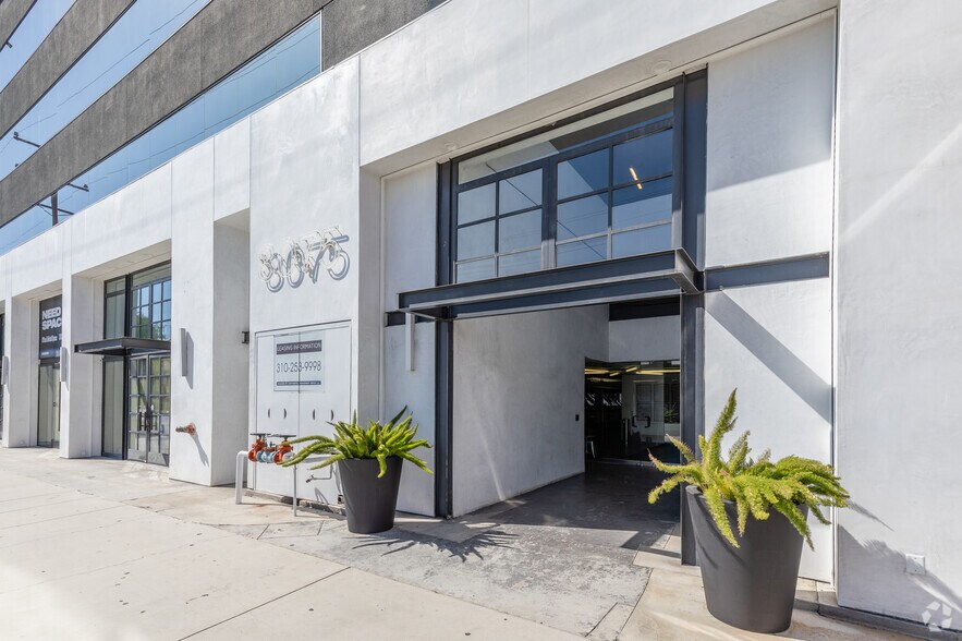 More Photos Of 8065-8075 W 3rd St, Los Angeles Loft Creative Space For Lease