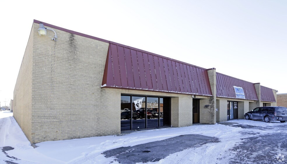 More Photos Of 1545-1549 Burgundy Pky, Streamwood Showroom For Lease