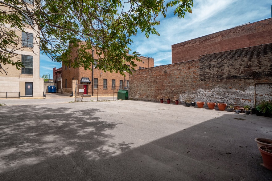 More Photos Of 2007-2009 Locust St, Saint Louis Storefront Retail Residential For Lease