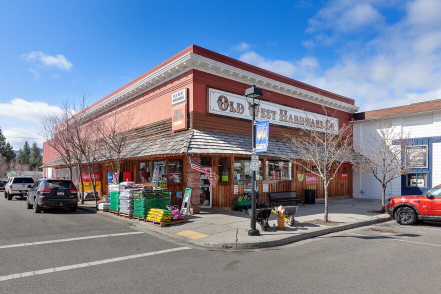 More Photos Of 6210 W Maine St, Spirit Lake Freestanding For Lease