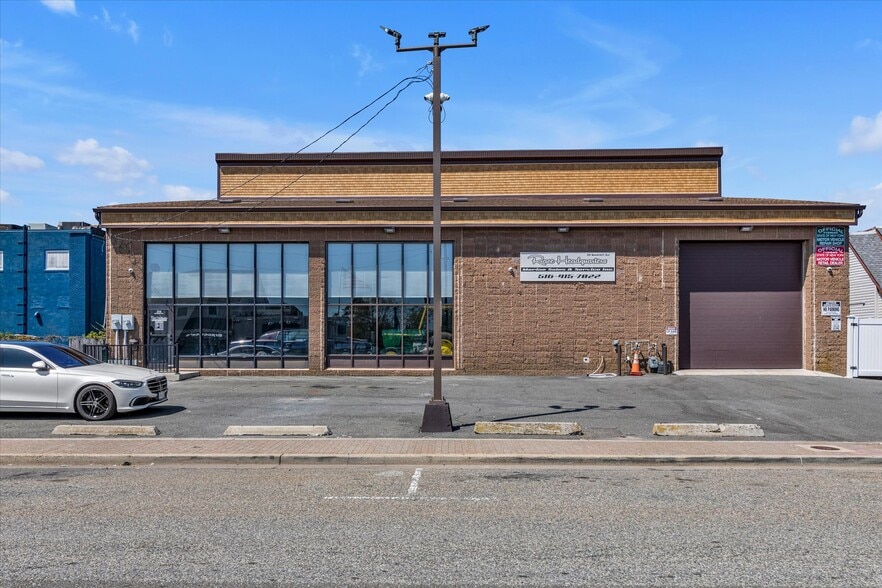 More Photos Of 314 Woodcleft Ave, Freeport Freestanding For Sale