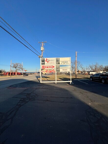 More Photos Of 2924 W Division St, Arlington Unknown For Lease