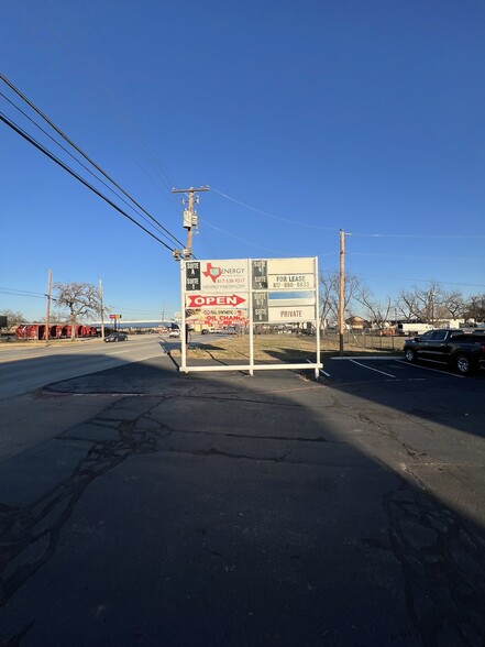 More Photos Of 2924 W Division St, Arlington Unknown For Lease