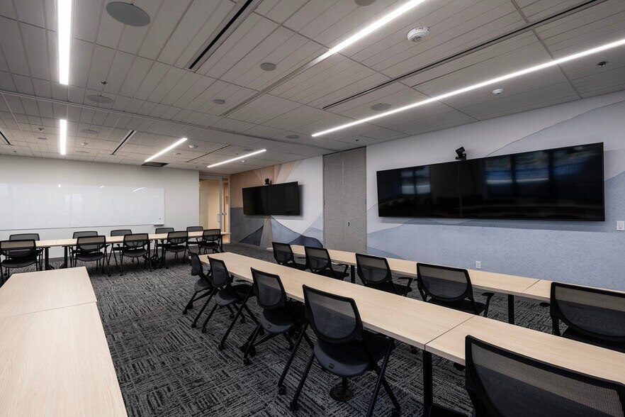 More Photos Of 1 N Central Ave, Phoenix Office For Lease