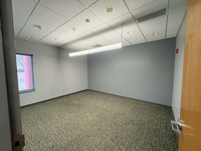 More Photos Of 4205 W 53rd St, Sioux Falls Office For Sale