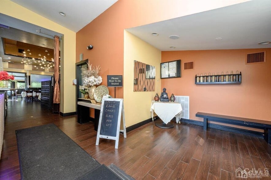 More Photos Of 522 Rt-33, Englishtown Restaurant For Lease