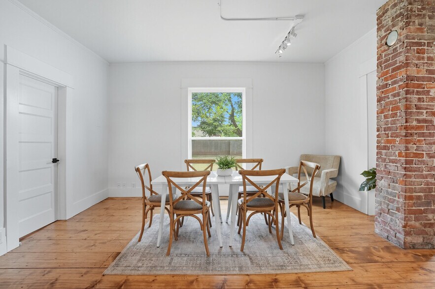 More Photos Of 924 S Main St, Broken Arrow Showroom For Sale