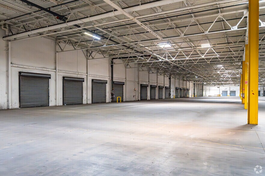 More Photos Of 1601 W Mission Blvd, Pomona Distribution For Lease
