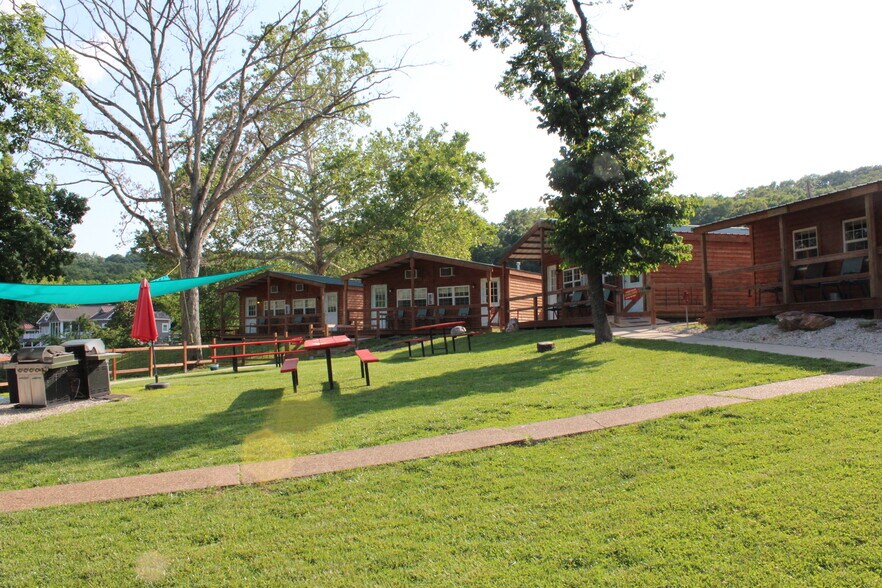More Photos Of 1062 Susan Rd, Lake Ozark Hotel For Sale