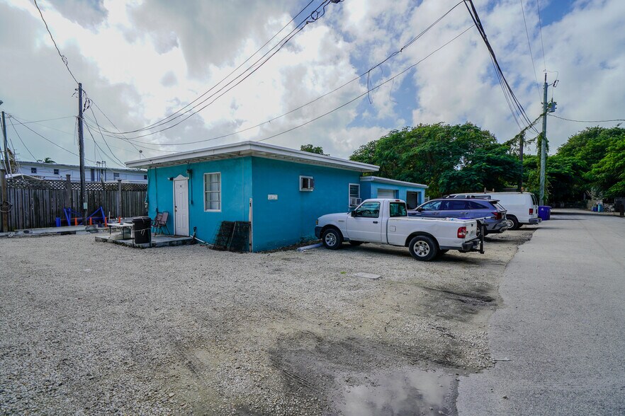 More Photos Of 131-135 Ellis Dr, Tavernier Storefront Retail Residential For Sale
