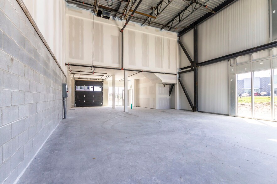 More Photos Of 585 Hanlon Creek Blvd, Guelph Showroom For Lease