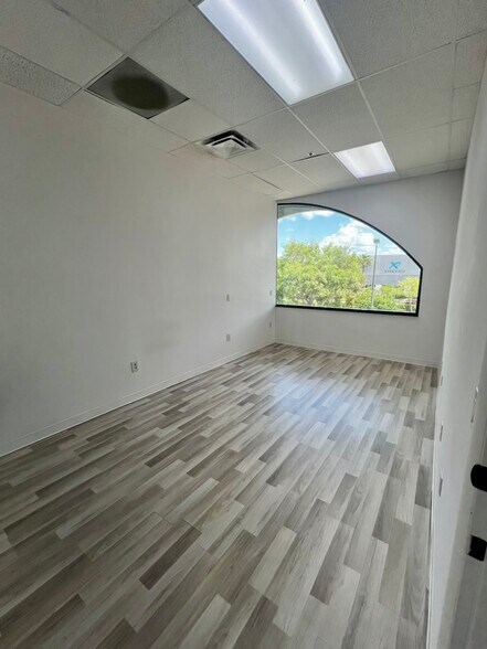 More Photos Of 6881 Kingspointe Pky, Orlando Flex For Sale