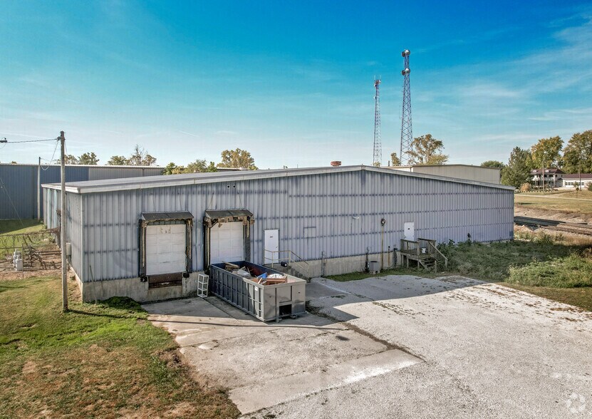 More Photos Of 908-918 E Franklin St, Hartford City Manufacturing For Lease