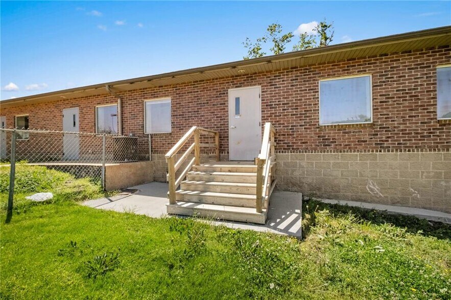 More Photos Of 185 Rebecca St, Gentry Office For Sale