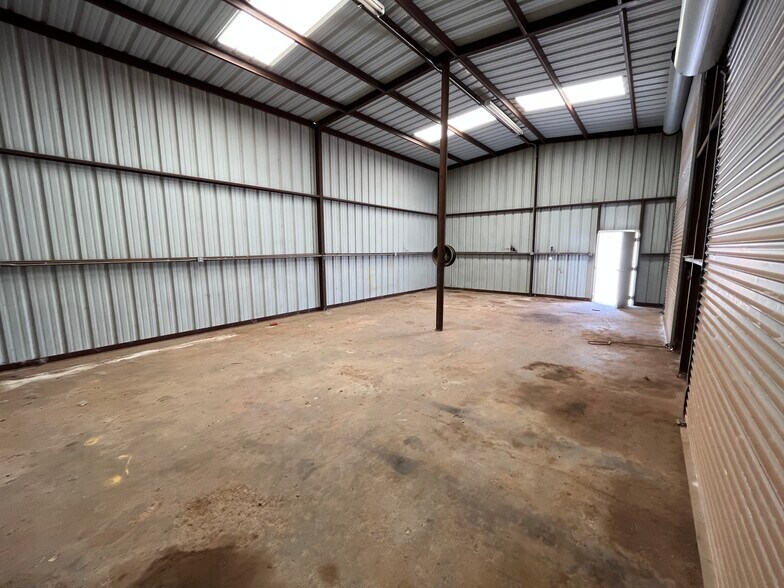 More Photos Of 2306 E Broadway St, Sweetwater Truck Terminal For Lease