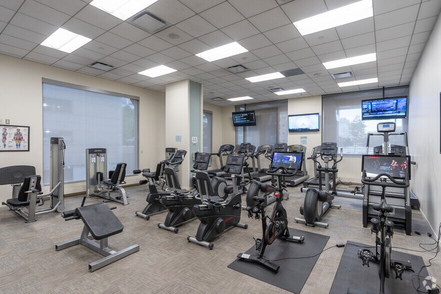 More Photos Of 2005 Market St, Philadelphia Office For Lease