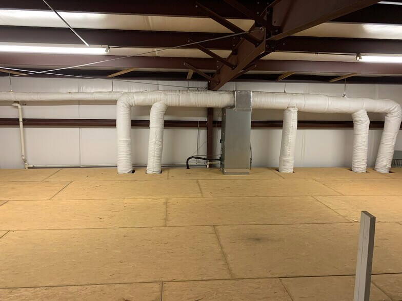 More Photos Of 5424 W Oak St, Palestine Showroom For Lease