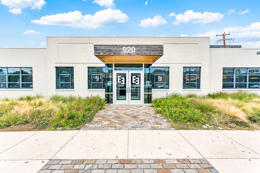 More Photos Of 920 Foch St, Fort Worth Freestanding For Lease