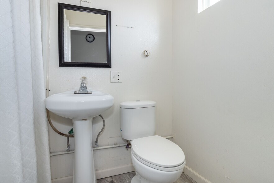 More Photos Of 38262 6th St E, Palmdale Storefront For Sale