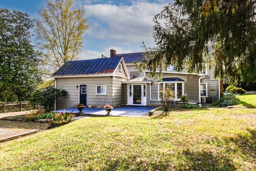 More Photos Of 173 Main St, Stanardsville Flex For Sale