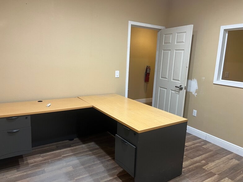 More Photos Of 2433 S 86th St, Tampa Warehouse For Lease