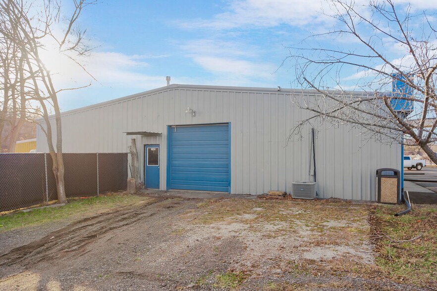 More Photos Of 1319 E Highway H, Liberty Warehouse For Lease