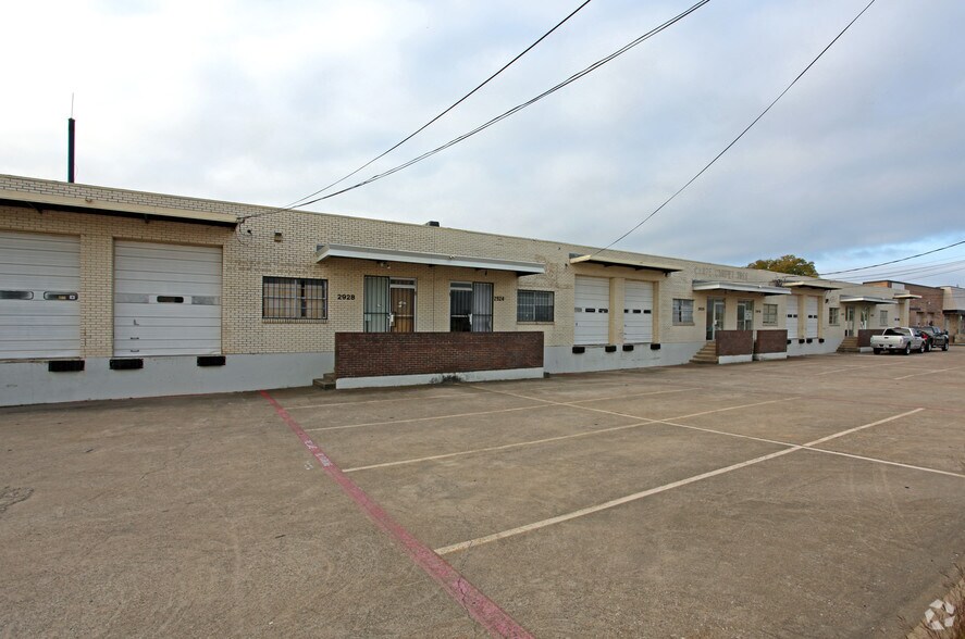 More Photos Of 2908-2948 Blystone Ln, Dallas Distribution For Lease
