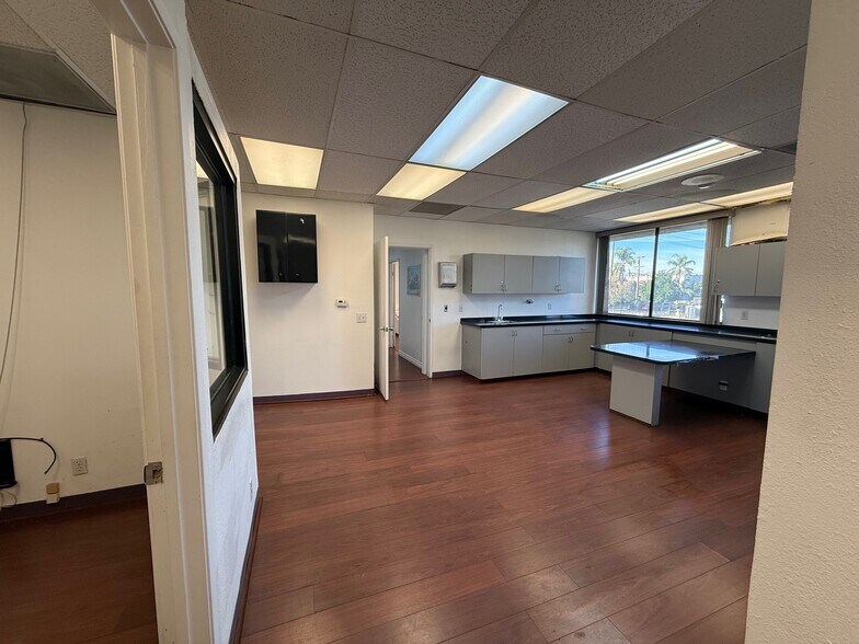 More Photos Of 14621 Nordhoff St, Panorama City Medical For Lease