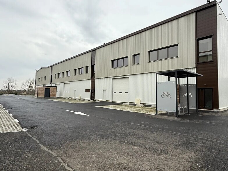 Primary Photo Of 23 Rue Des Beaux Soleils, Osny Light Manufacturing For Lease