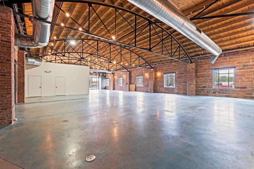 More Photos Of 1814 Oak St, Kansas City General Retail For Lease