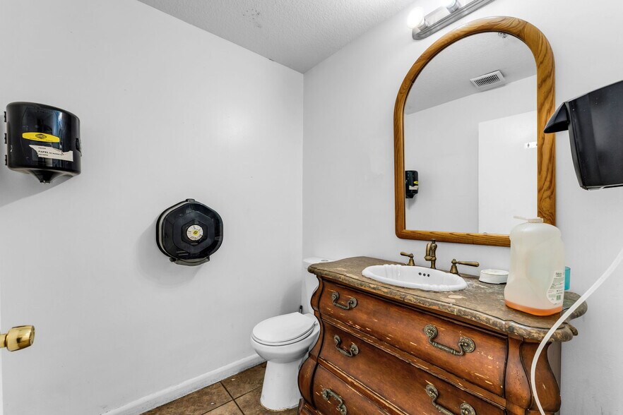 More Photos Of 7620 W 2nd Ct, Hialeah Warehouse For Sale