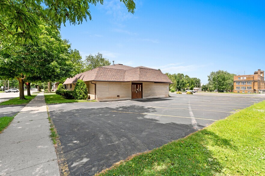 More Photos Of 712 S Pearl St, New London Office For Sale