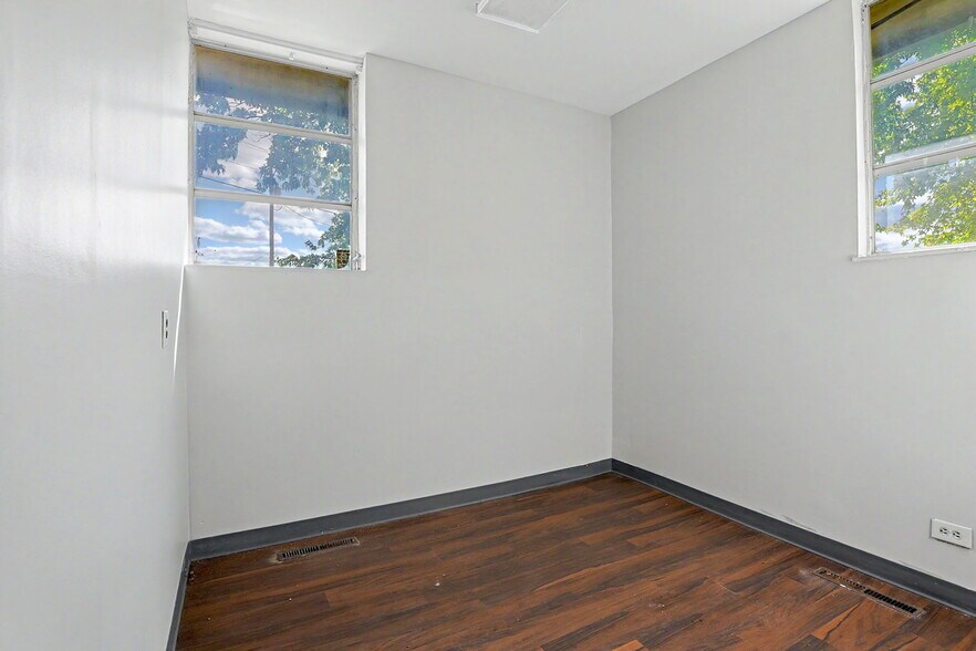 More Photos Of 1601 N State St, Augusta Office For Sale