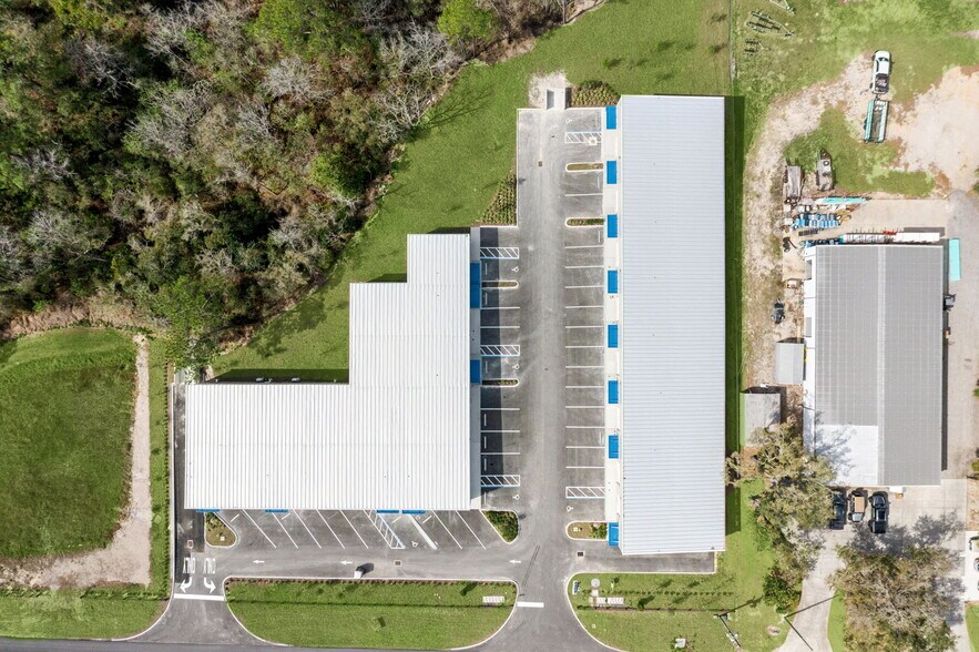 More Photos Of 7120 Sampey Rd, Groveland Business Park For Lease