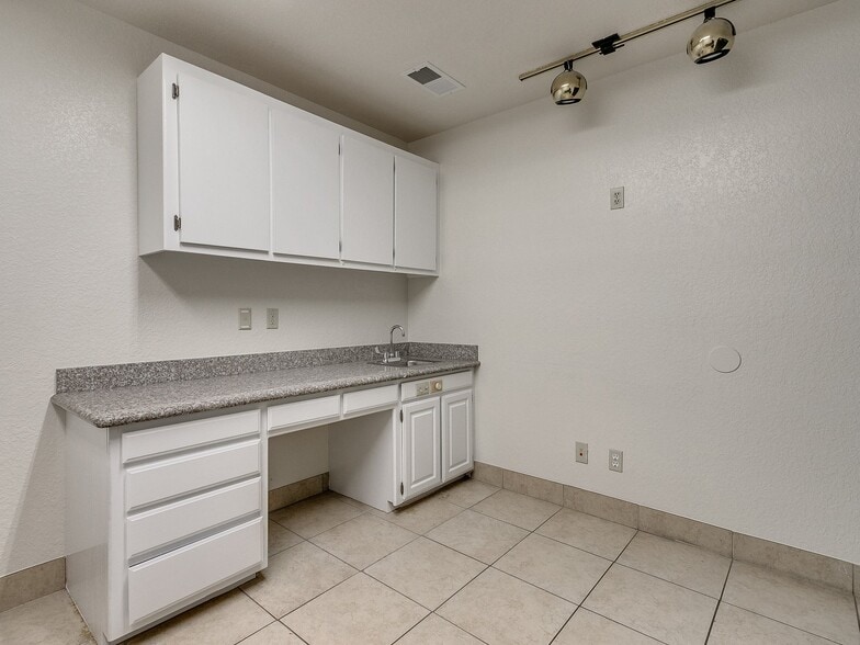 More Photos Of 2124 S Shadowlake, Oklahoma City Medical For Lease