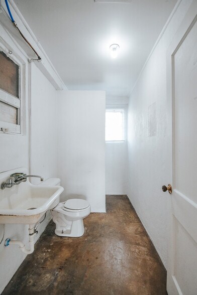 More Photos Of 305 N Laurent St, Victoria Flex For Lease