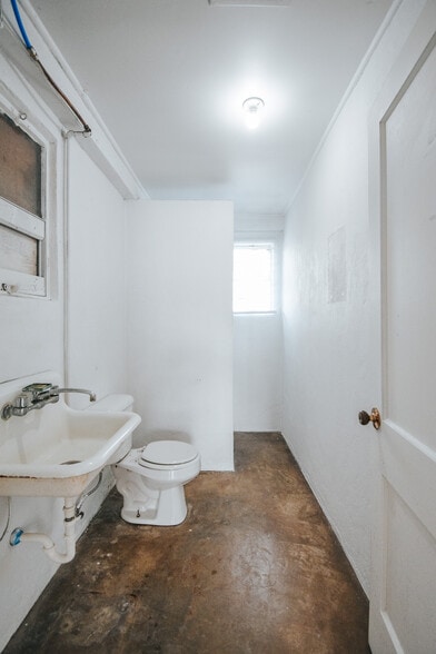 More Photos Of 305 N Laurent St, Victoria Flex For Sale