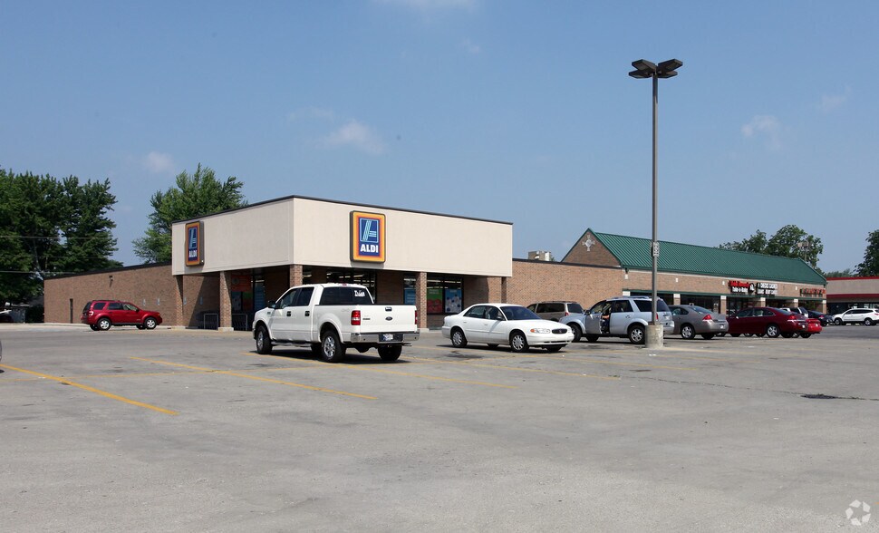 More Photos Of 3205-3221 S Madison St, Muncie Storefront For Lease