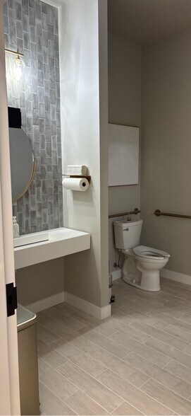 More Photos Of 138 Eagle Dr, O'Fallon Office For Lease