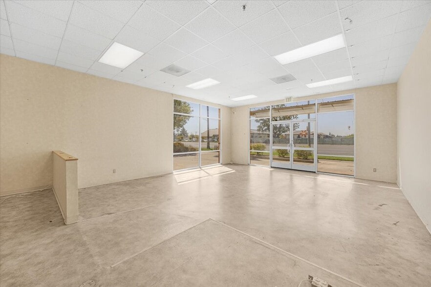 More Photos Of 3730-3780 N Blackstone Ave, Fresno Unknown For Lease