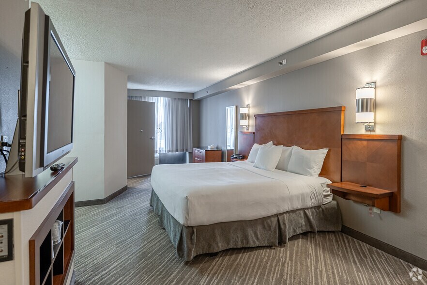 More Photos Of 4610 W Walnut St, Rogers Hotel For Sale