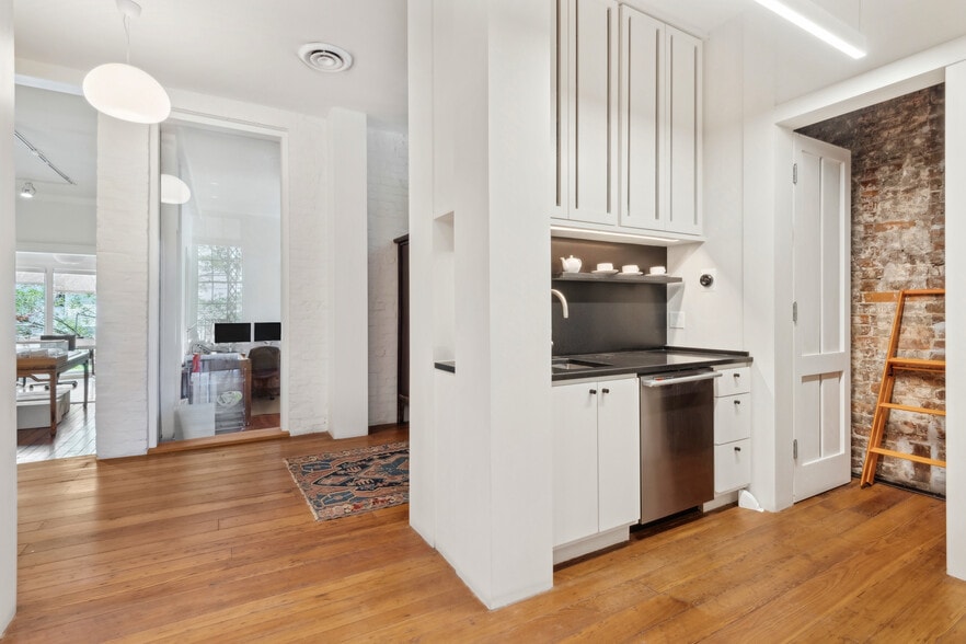 More Photos Of 2200 Prytania St, New Orleans Loft Creative Space For Sale
