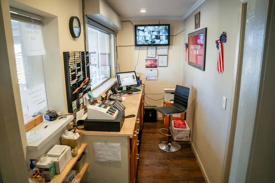 More Photos Of 201 Continental Dr, Junction City Hotel For Sale