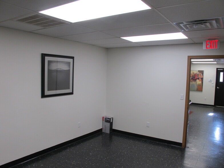 More Photos Of 1411 W Phelps St, Springfield Service For Sale