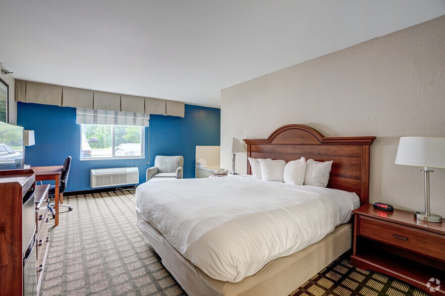 More Photos Of 2285 Washington St, Galesburg Hotel For Sale