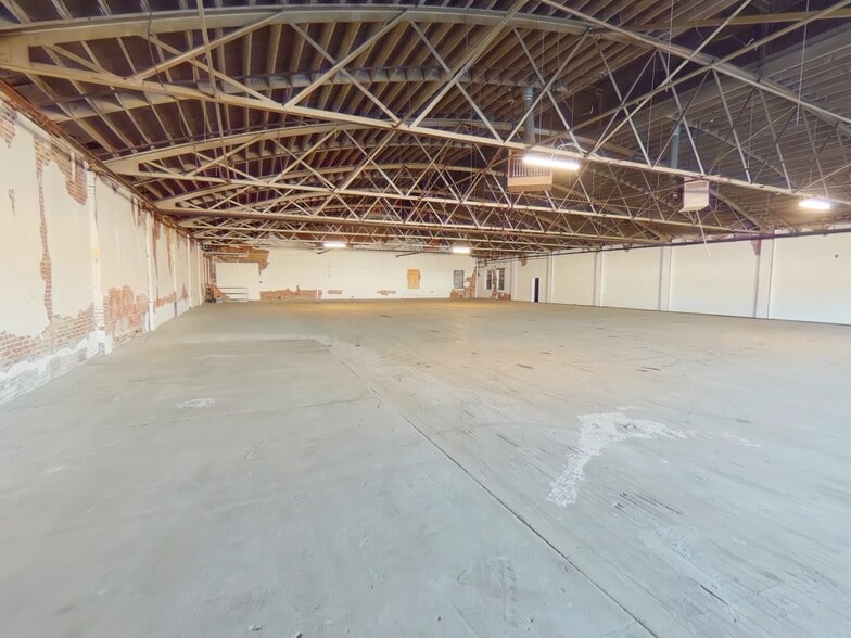 More Photos Of 106 E Market St, Lebanon Warehouse For Sale
