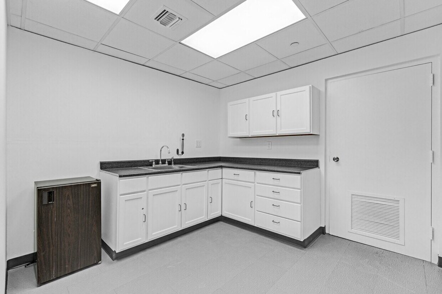 More Photos Of 1910 NW 97th Ave, Miami Distribution For Lease